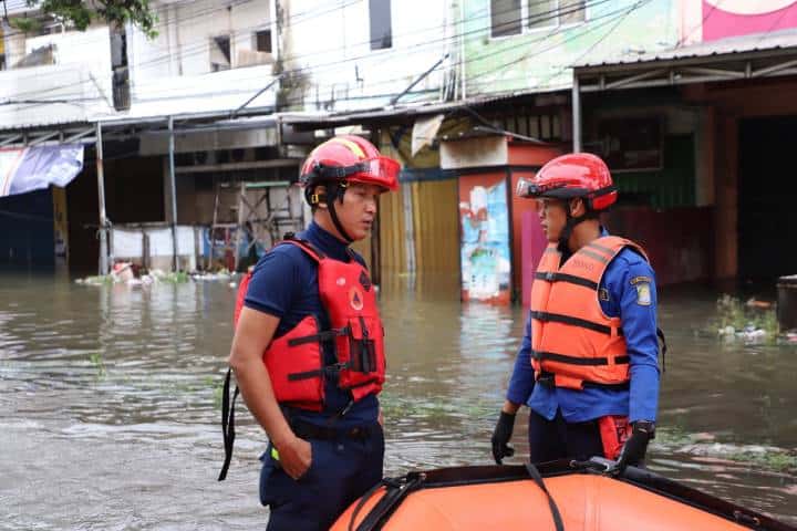 Tanggul Kali Angke Jebol, Banjir Rendam Ratusan Rumah di Tangerang