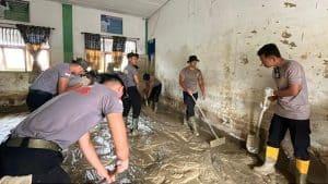 Satbrimob Banten Bersihkan Sekolah dan Salurkan Al-Qur’an di Aceh